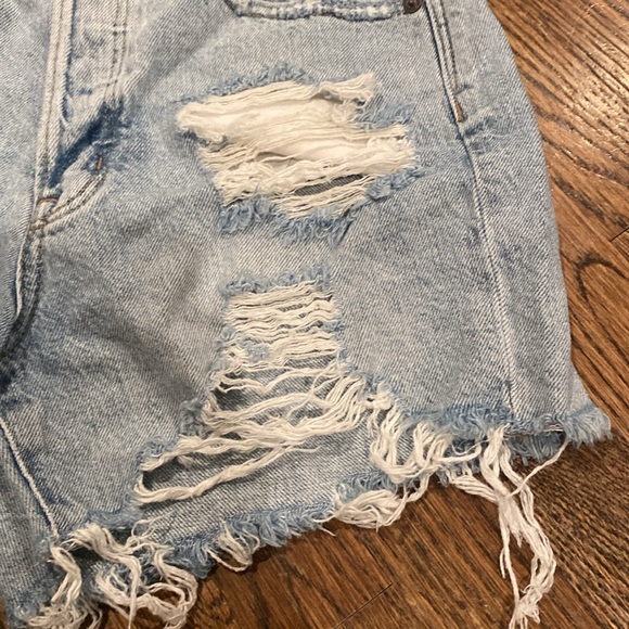 American Eagle Ripped/Distressed Jean Shorts Size 4 - Picture 2 of 9
